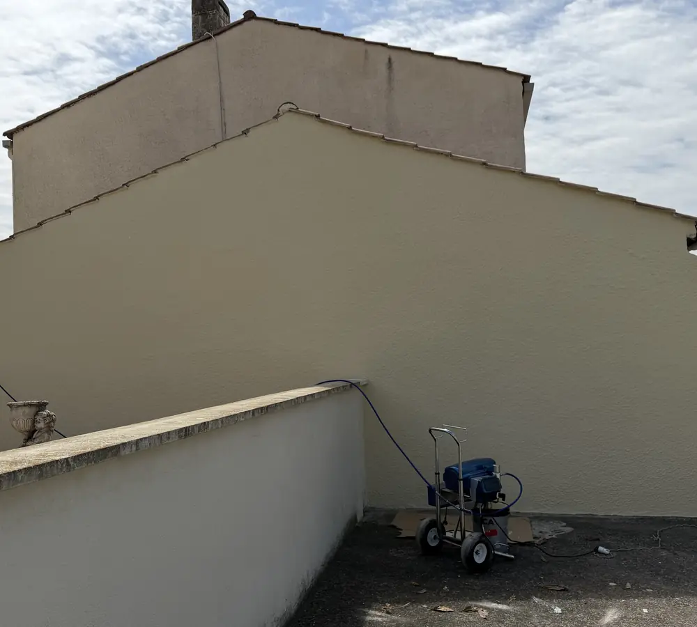 Après : mur pignon entièrement repeint, teinte uniforme