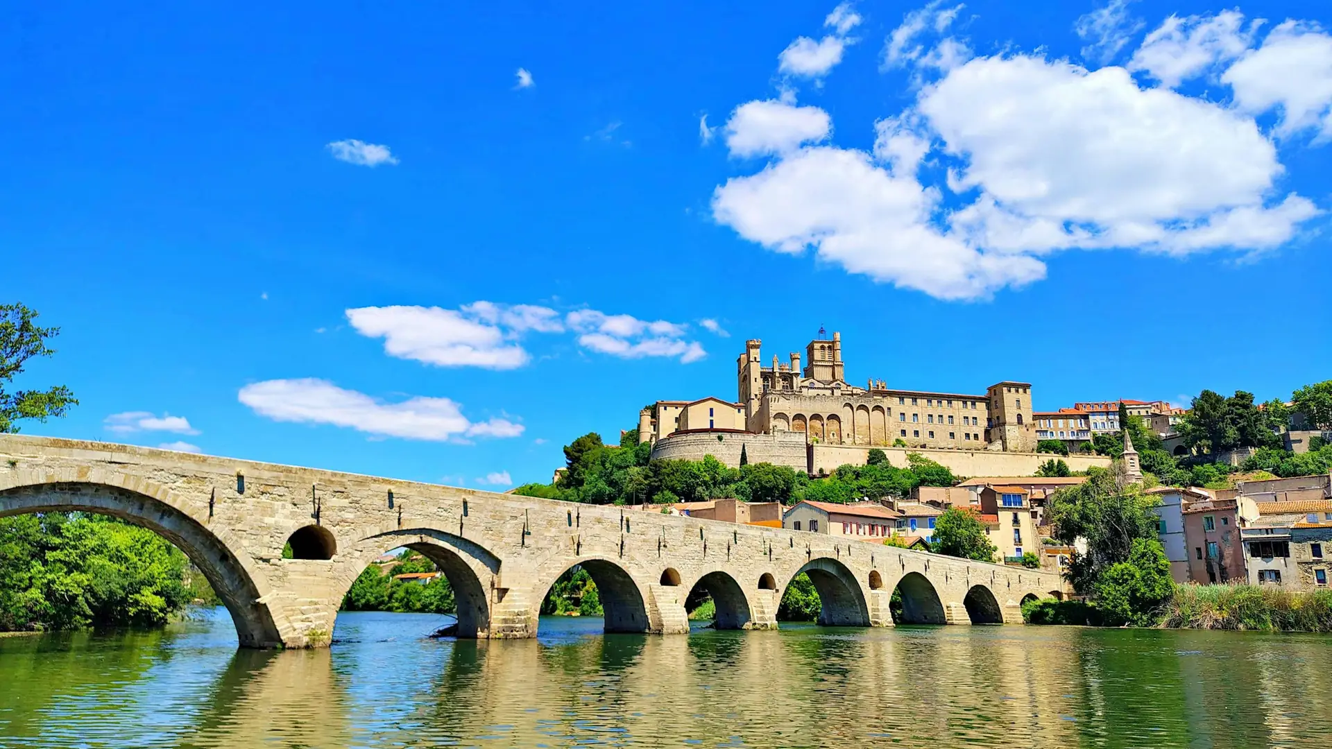 Le Pont Vieux et la cathédrale Saint-Nazaire de Béziers, au bord de l'Orb