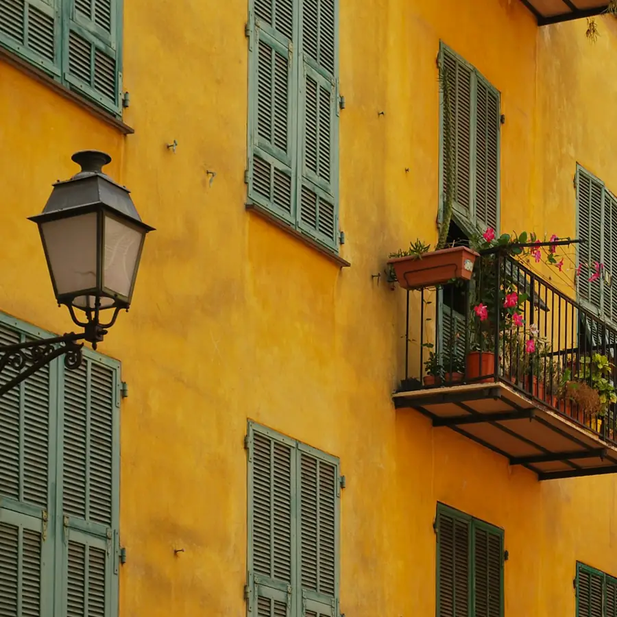 Façade colorée aux volets peints dans une ville du Midi